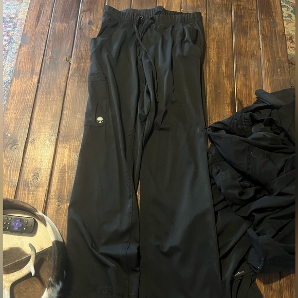 healing hands scrub pants, healing hands scrub top, 1 pair of jogger scrubs. - Picture 2 of 7